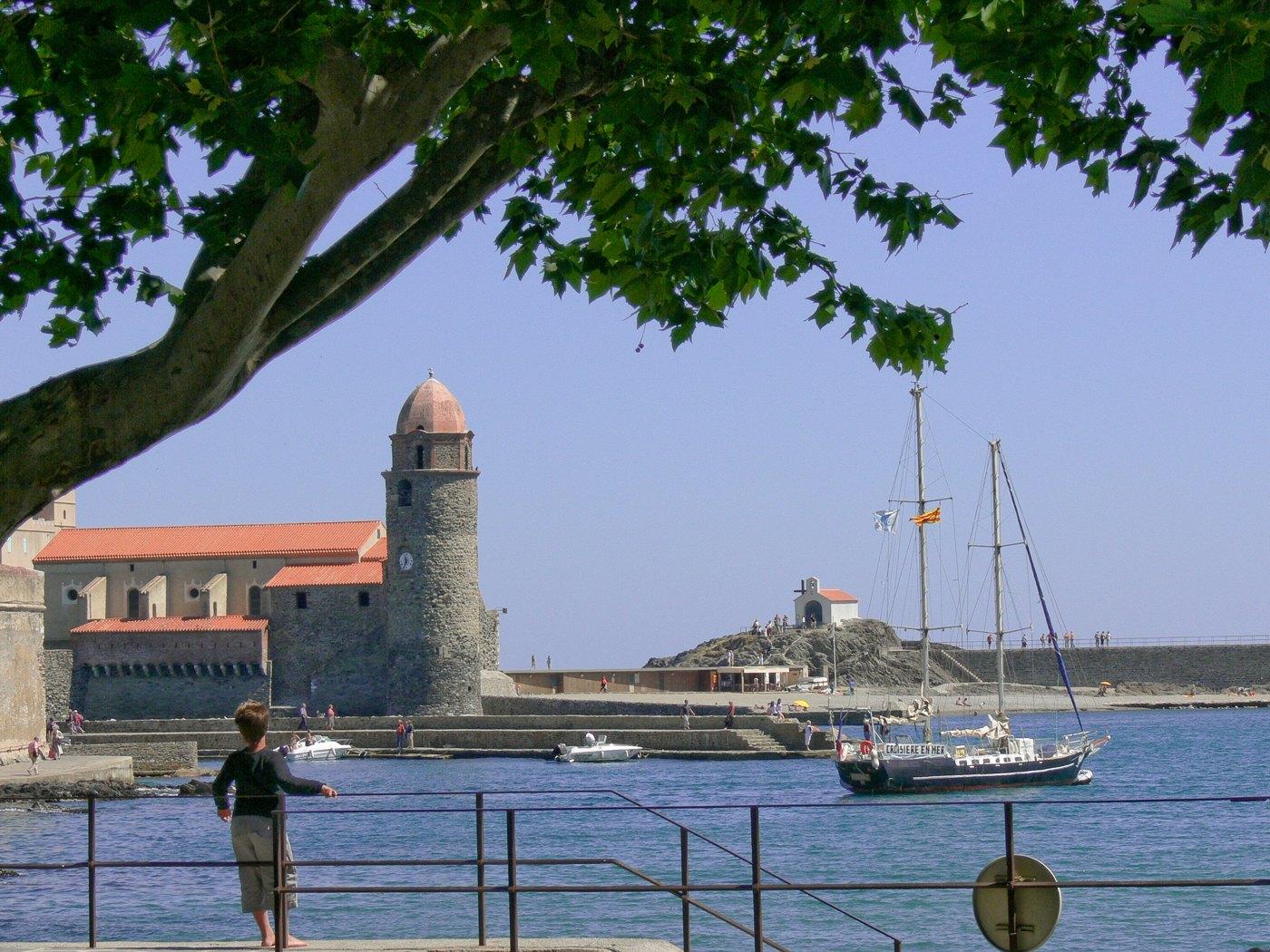L’église et les barques du port de Collioure